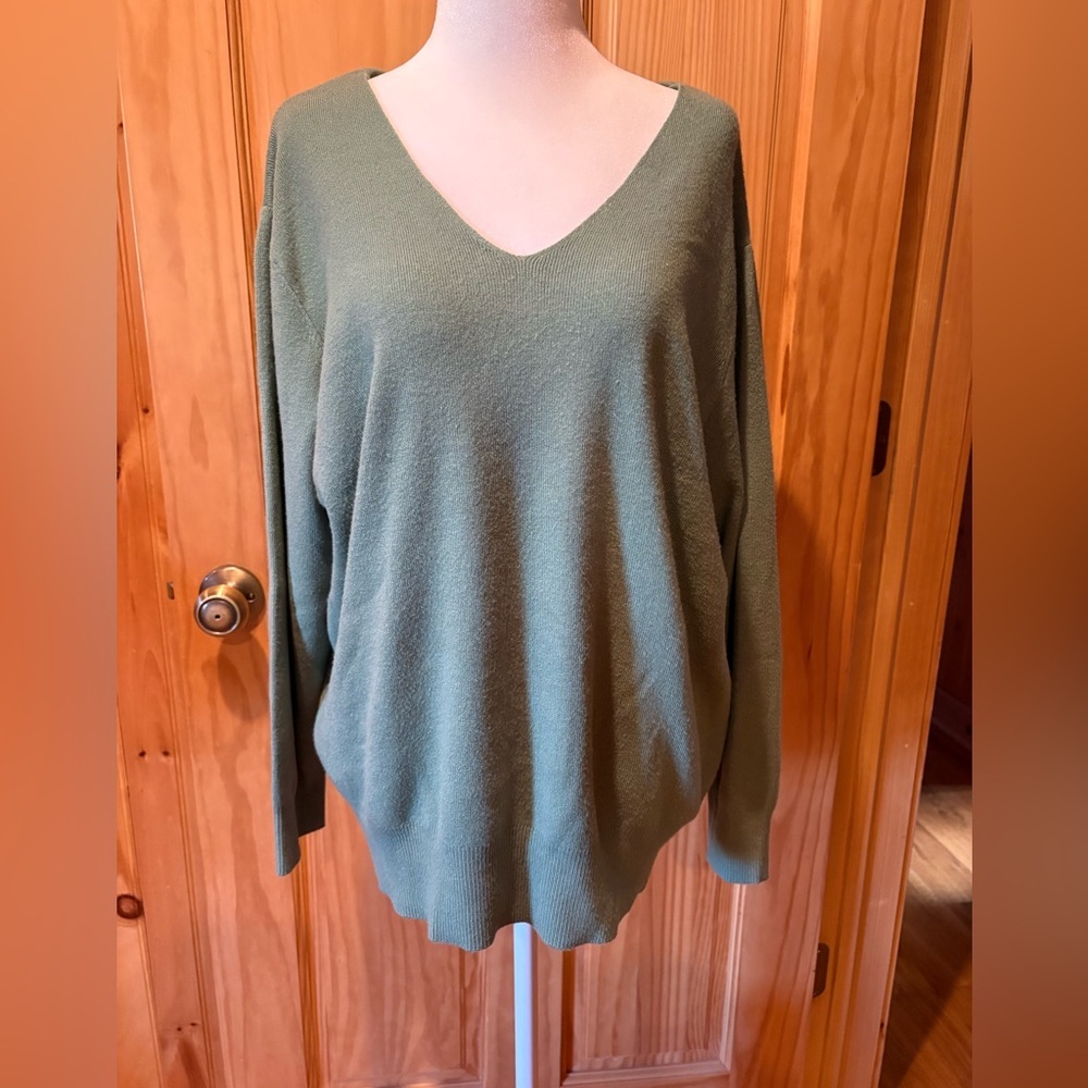 Philosophy Sage Green Oversized V-Neck Pullover
Sweater women’s 2x
